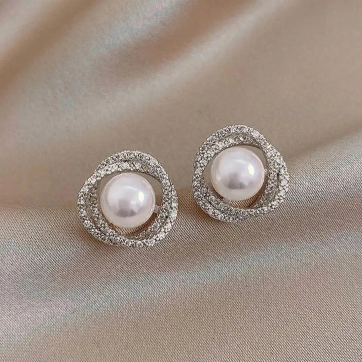 Lesklé špirálové náušnice s elegantnými perlami