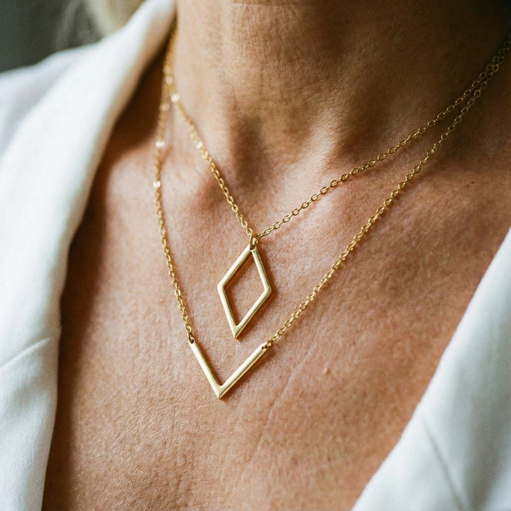 Elegantný náhrdelník s geometrickým príveskom vo forme V