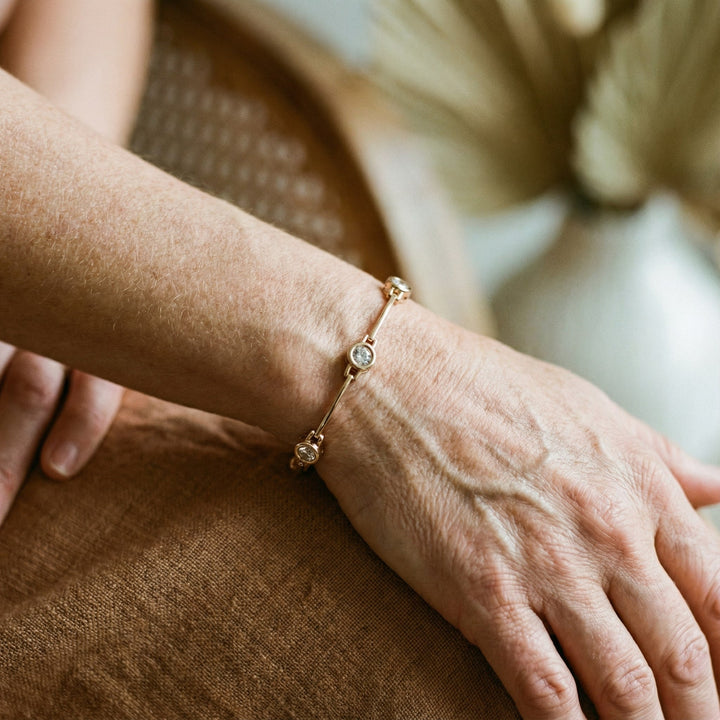 Elegantný náramok so zirkónmi v zlate