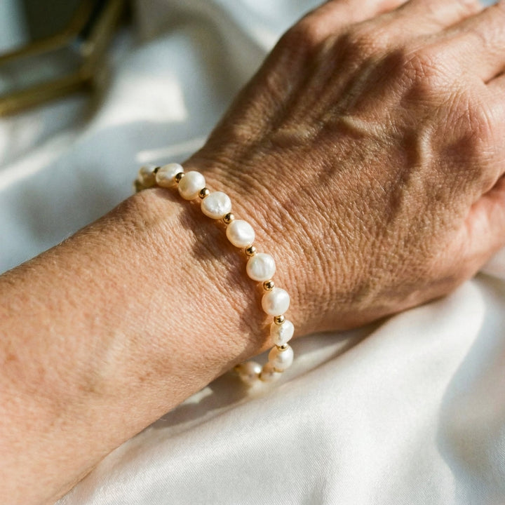 Vintage biela náramok s perlami a zlatom