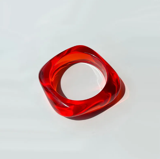 Farebný štvorcový náramok z akrylu