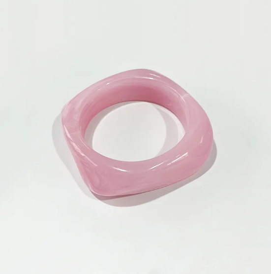 Farebný štvorcový náramok z akrylu