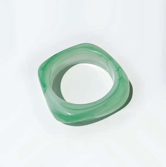 Farebný štvorcový náramok z akrylu