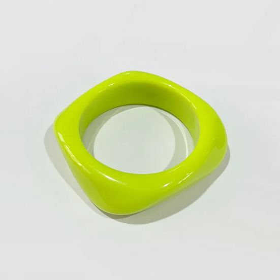 Farebný štvorcový náramok z akrylu