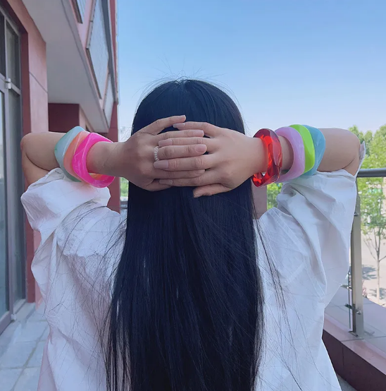 Farebný štvorcový náramok z akrylu