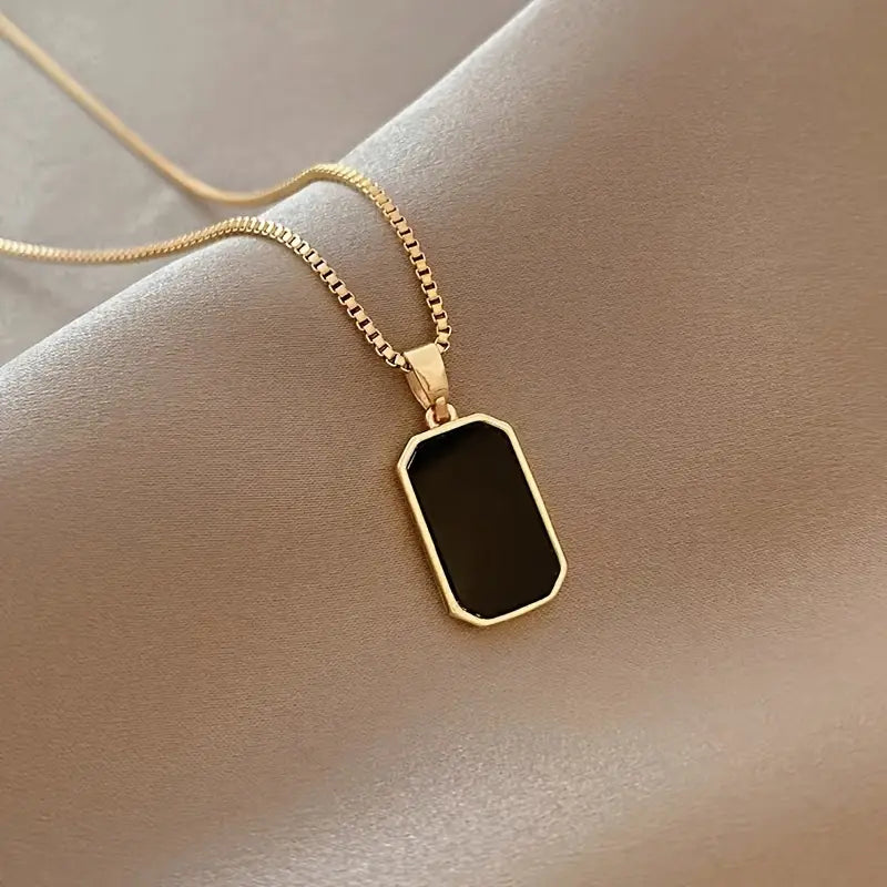 Náhrdelník s Minimalistickým Štvorcovým Príveskom z Čierneho Titánu Elite