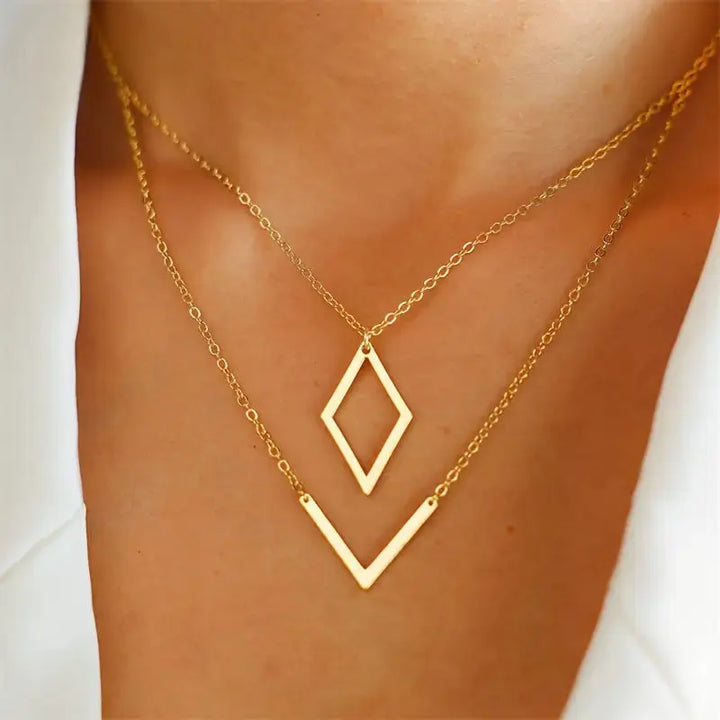 Elegantný náhrdelník s geometrickým príveskom vo forme V