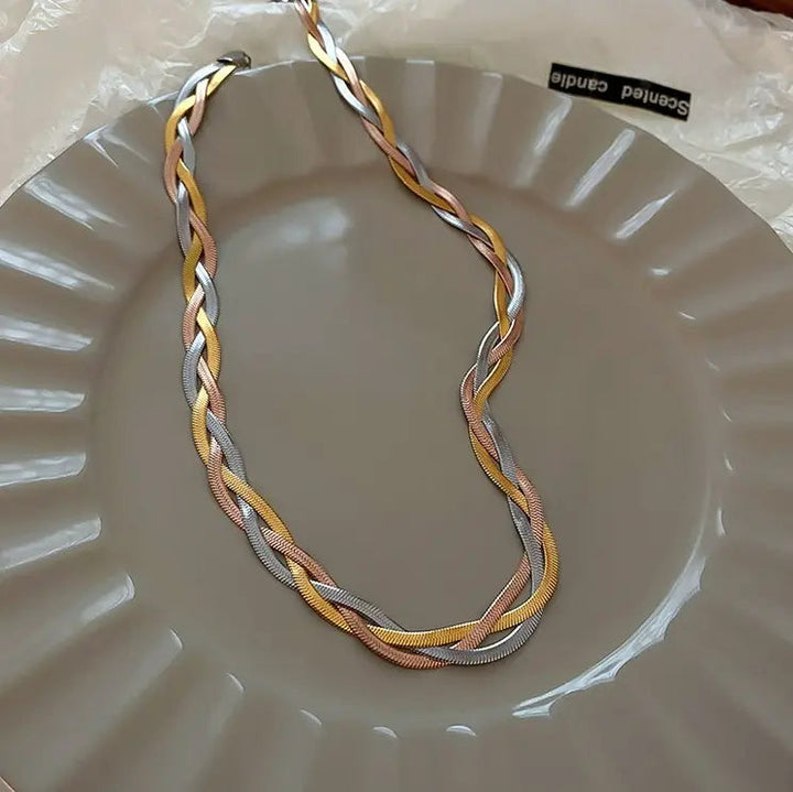 Elegantný náhrdelník v zlatej a striebornej farbe