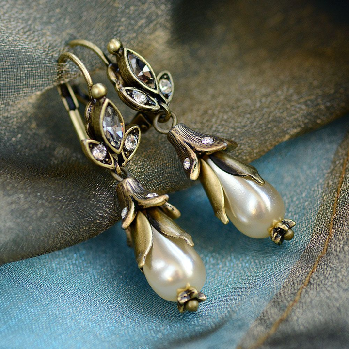 Visiace kvety s vintage perlami
